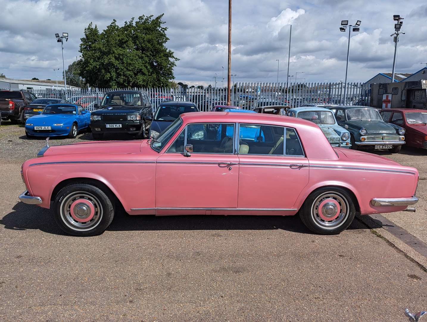 <p>1976 ROLLS-ROYCE SILVER SHADOW&nbsp;</p>