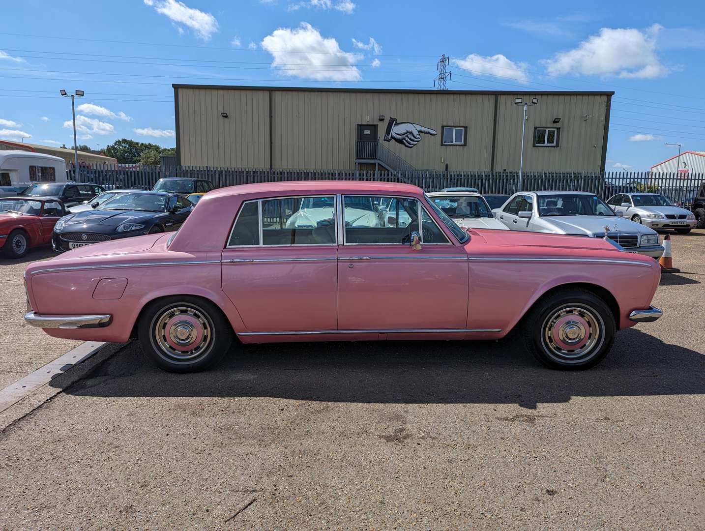 <p>1976 ROLLS-ROYCE SILVER SHADOW&nbsp;</p>