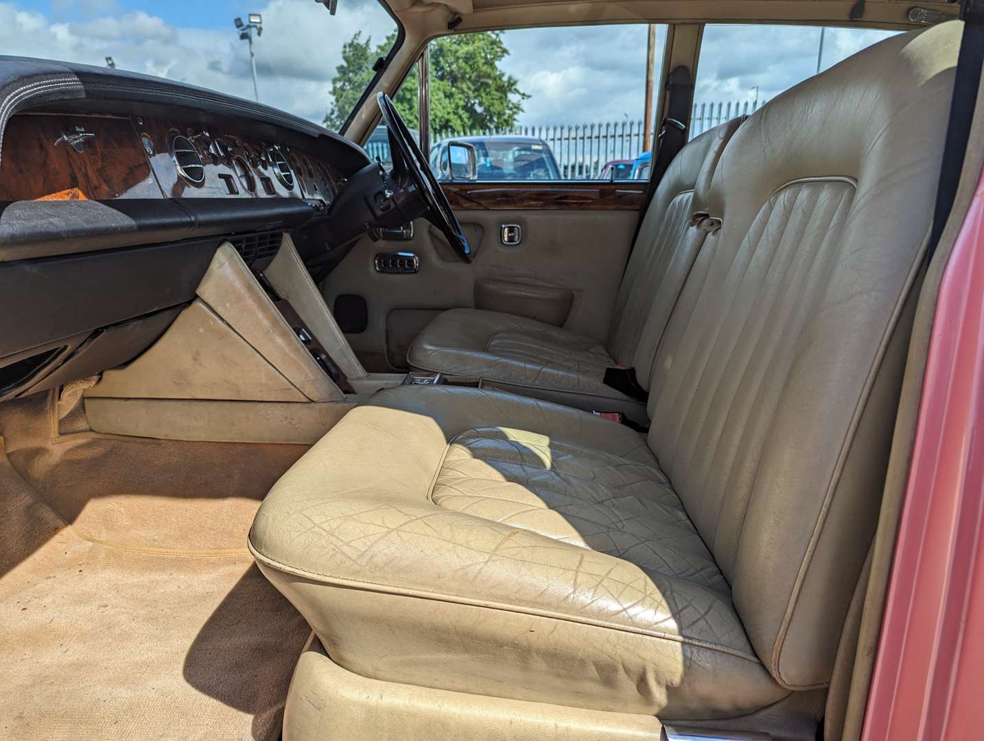 <p>1976 ROLLS-ROYCE SILVER SHADOW&nbsp;</p>