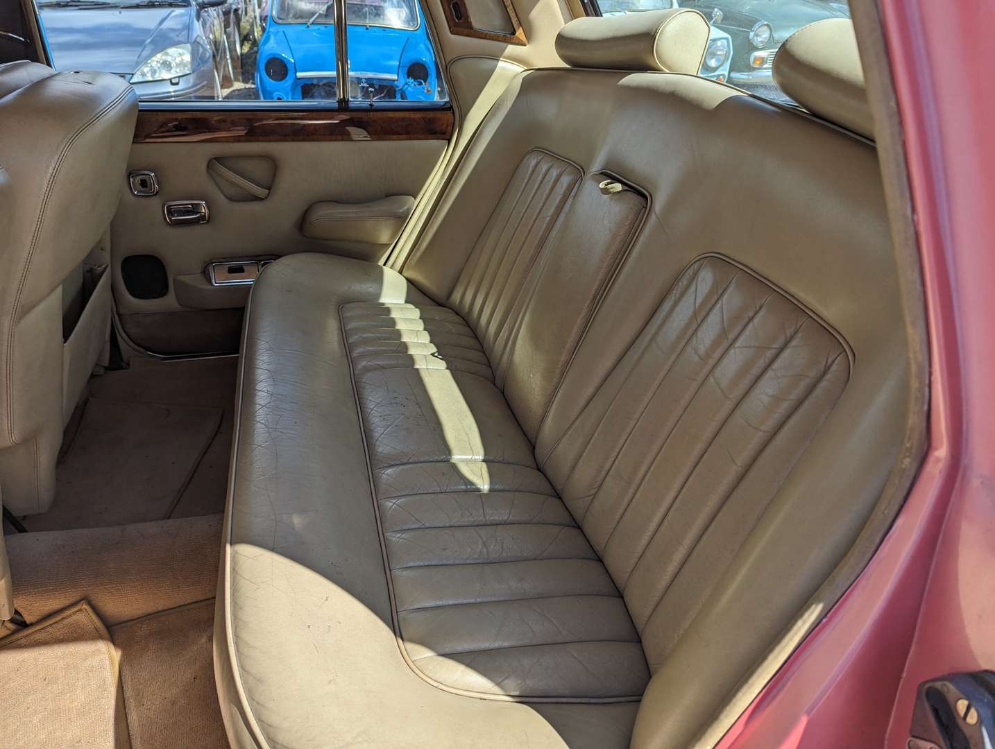 <p>1976 ROLLS-ROYCE SILVER SHADOW&nbsp;</p>