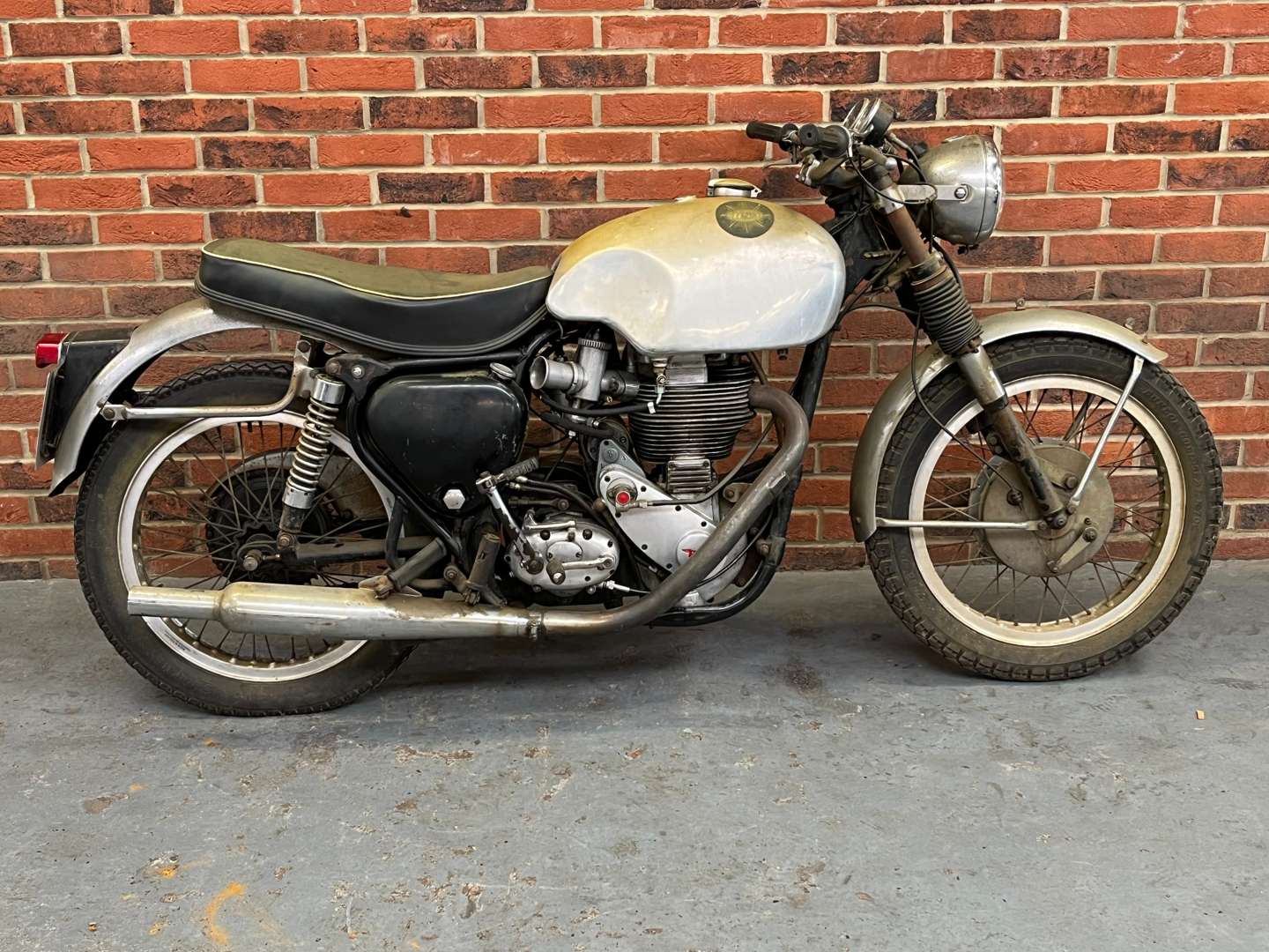 <p>1962 BSA GOLD STAR 500CC</p>