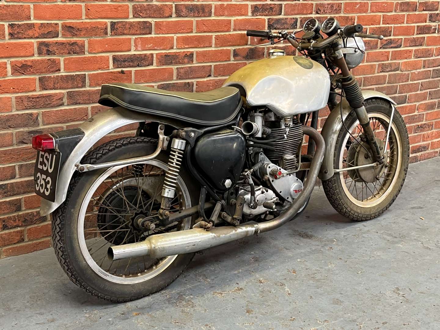 <p>1962 BSA GOLD STAR 500CC</p>