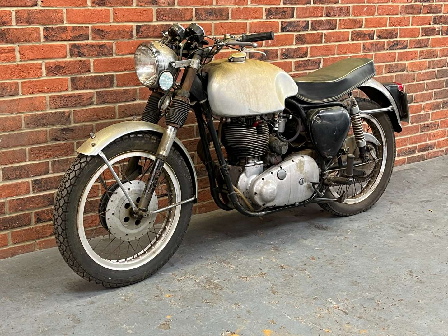 <p>1962 BSA GOLD STAR 500CC</p>