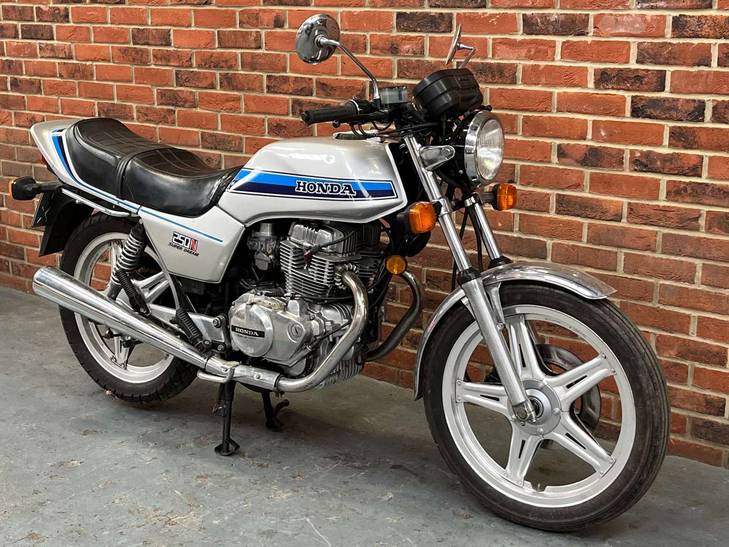 <p>1982 HONDA 250 SUPERDREAM&nbsp;</p>