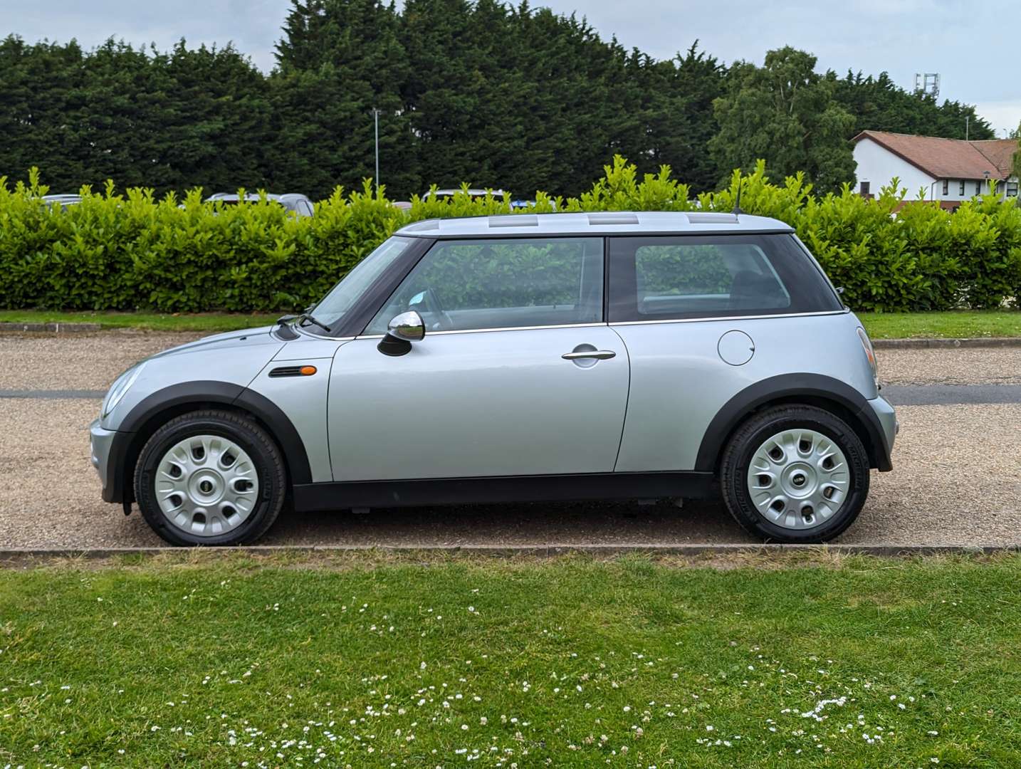 <p>2003 MINI ONE AUTO 18,300 MILES</p>