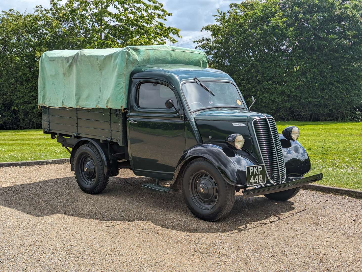 <p>1953 FORDSON E83W TRUCK</p>