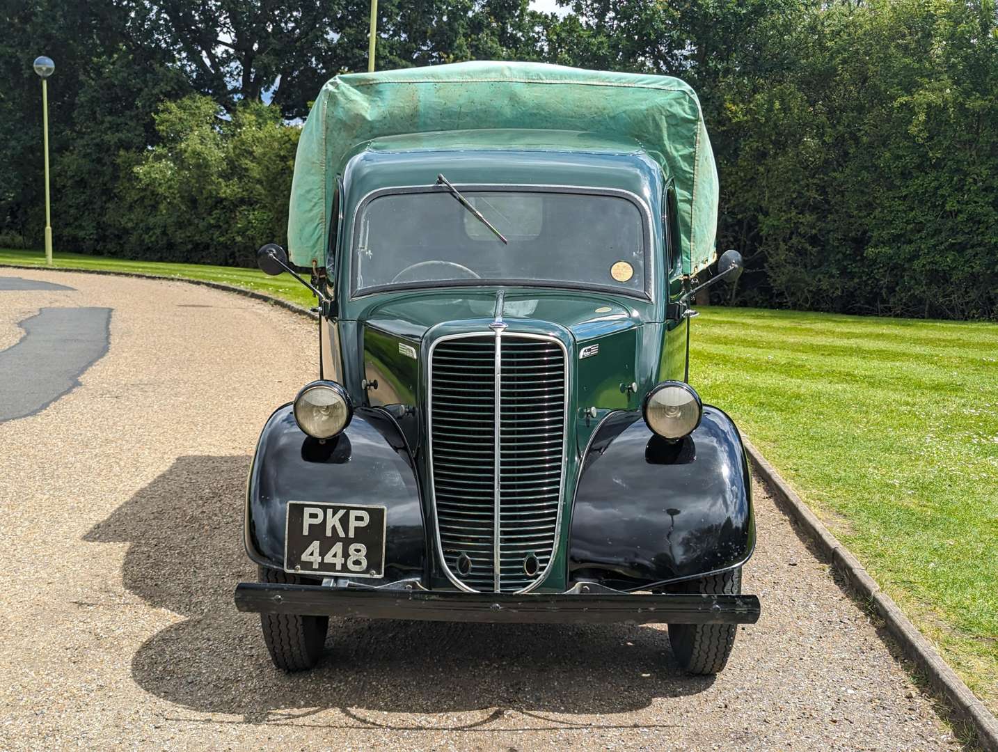 <p>1953 FORDSON E83W TRUCK</p>