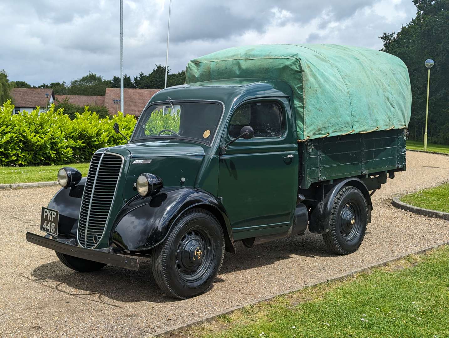 <p>1953 FORDSON E83W TRUCK</p>