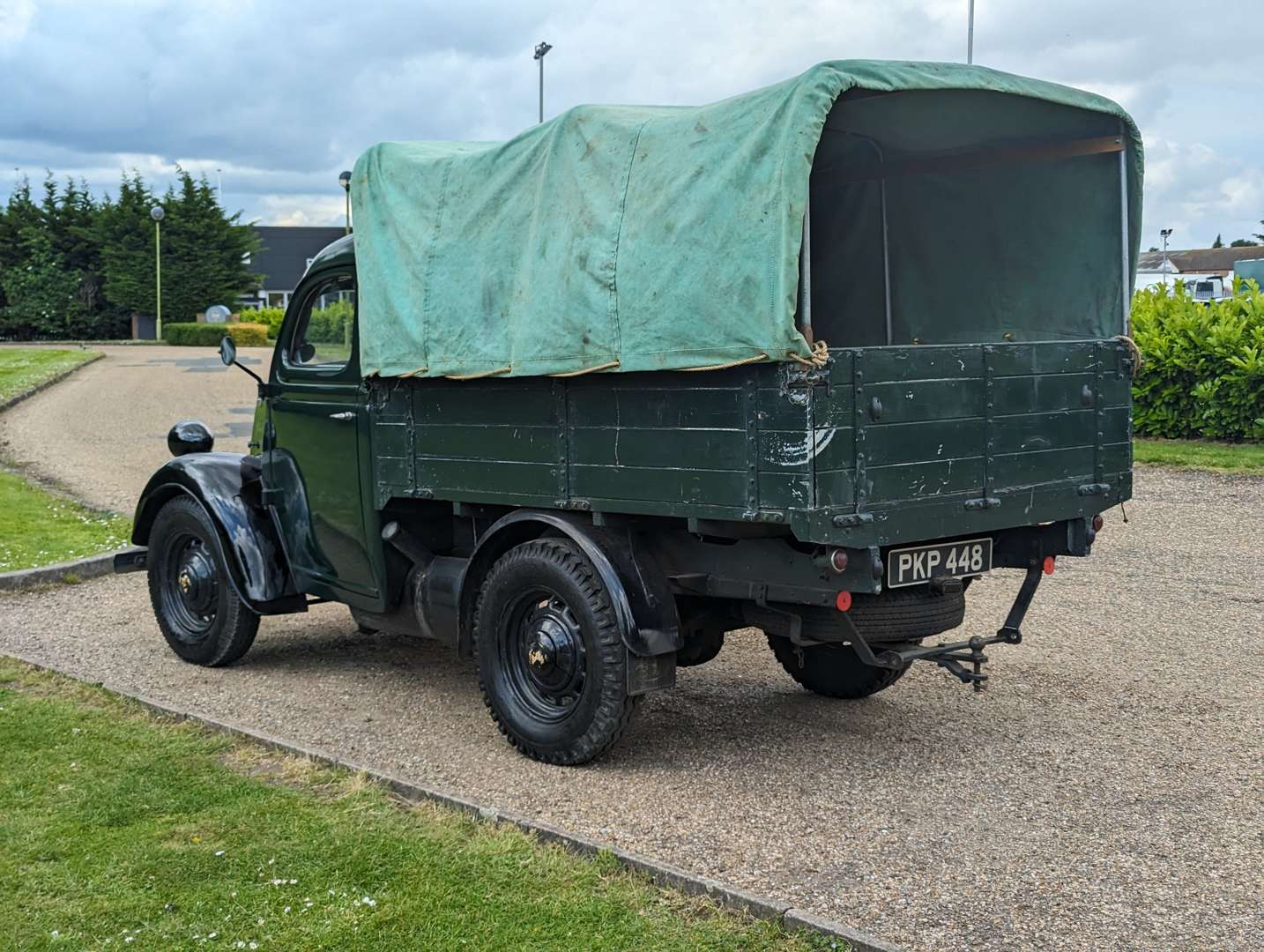 <p>1953 FORDSON E83W TRUCK</p>