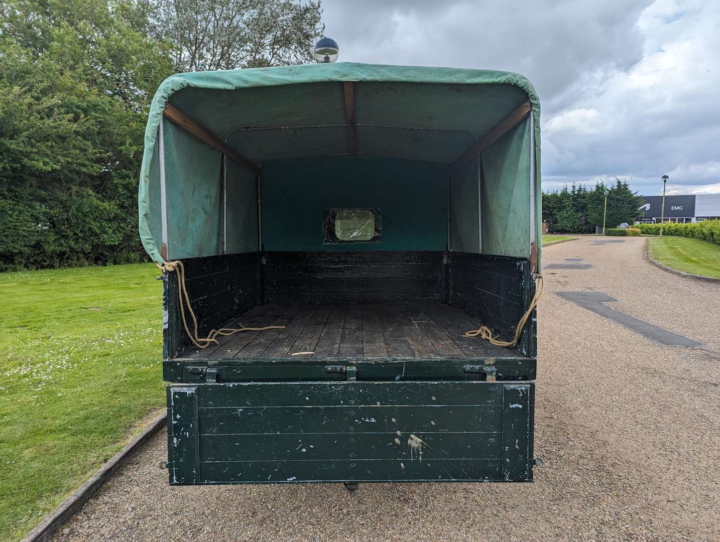 <p>1953 FORDSON E83W TRUCK</p>