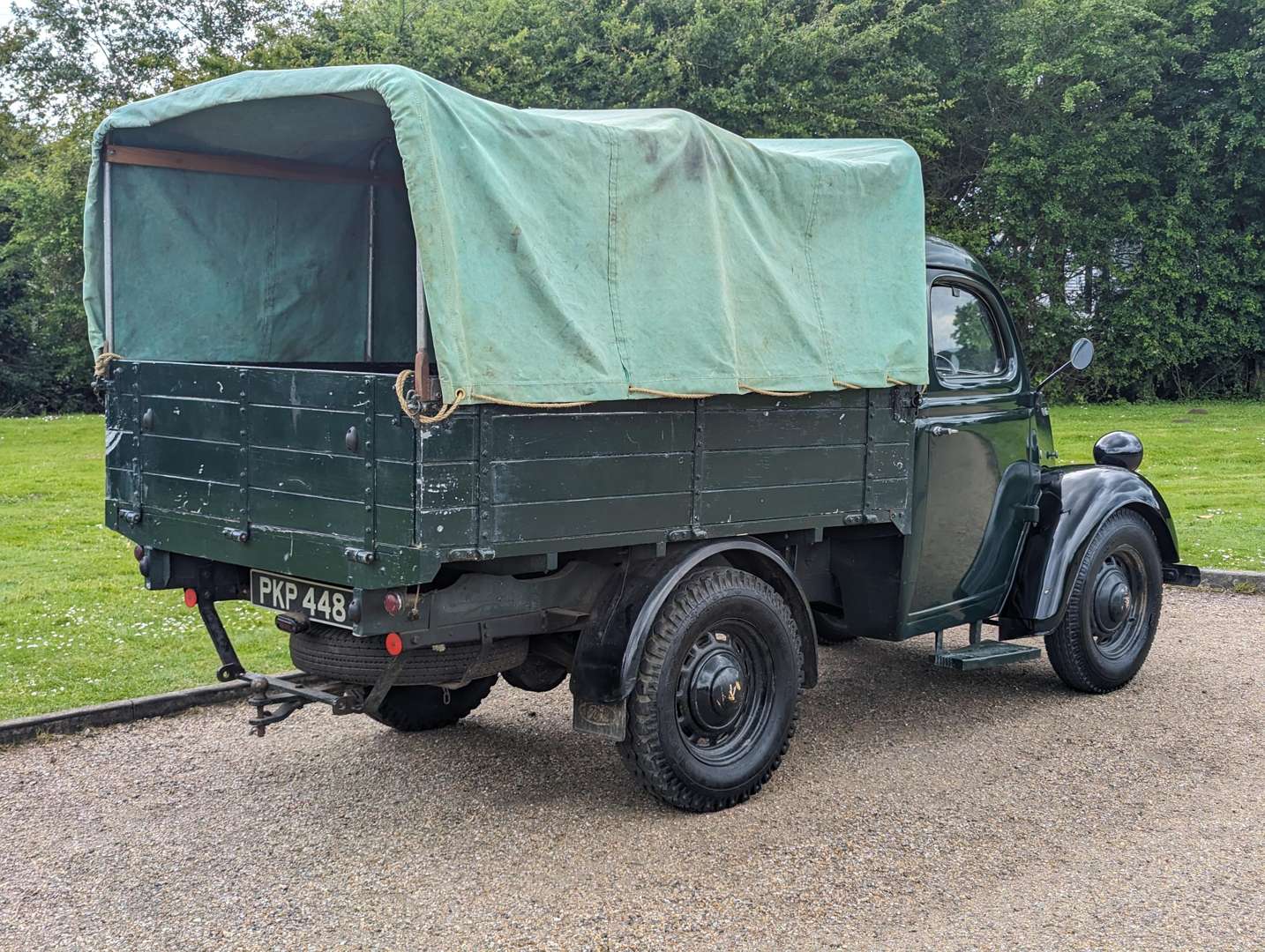 <p>1953 FORDSON E83W TRUCK</p>