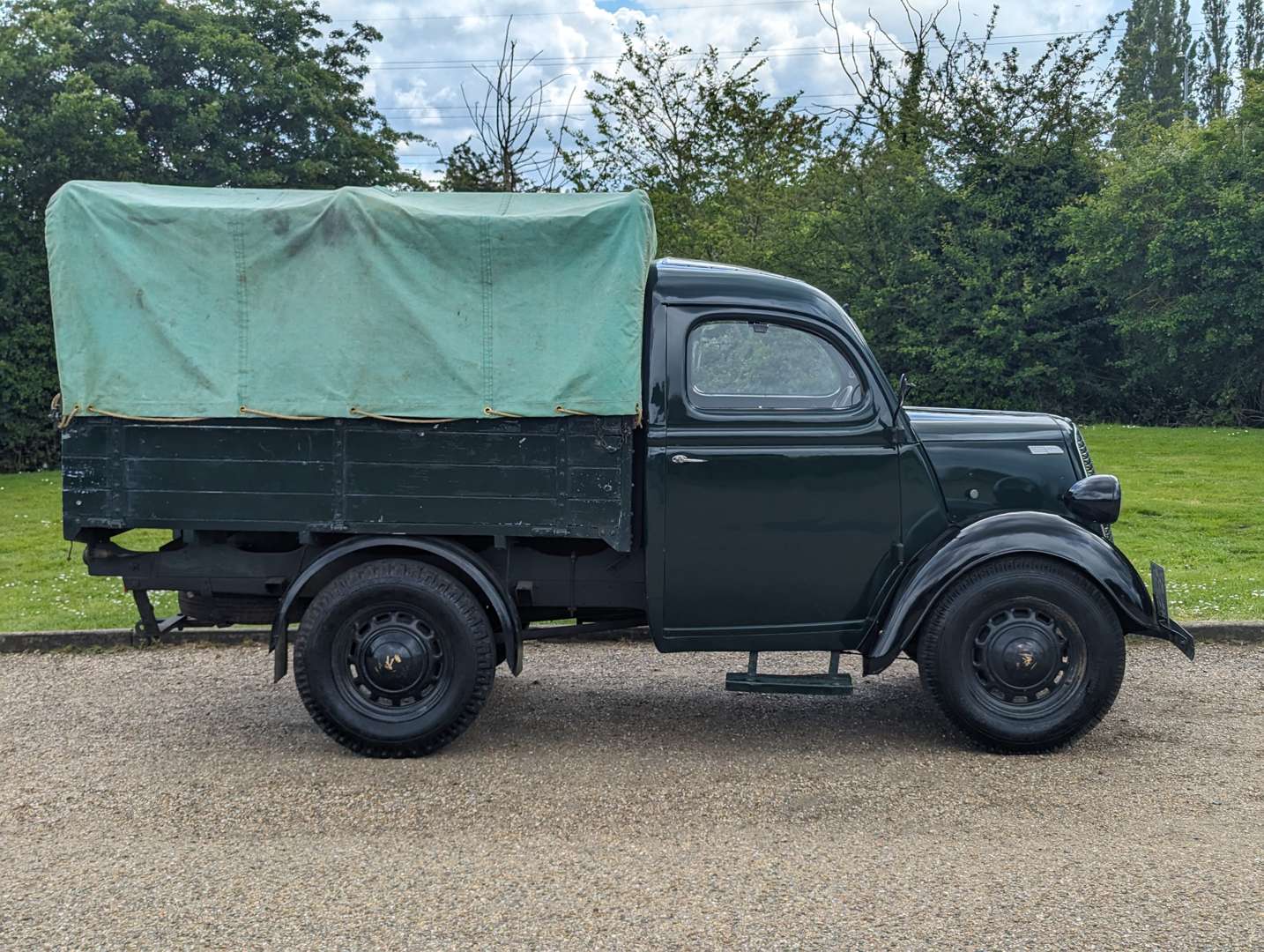 <p>1953 FORDSON E83W TRUCK</p>