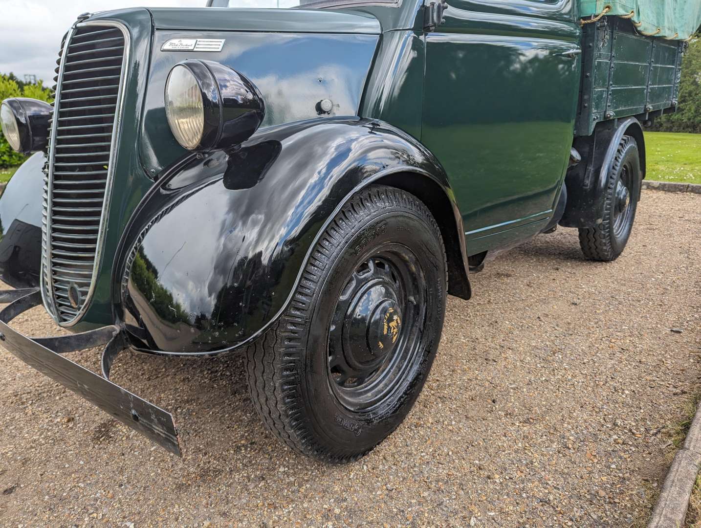 <p>1953 FORDSON E83W TRUCK</p>