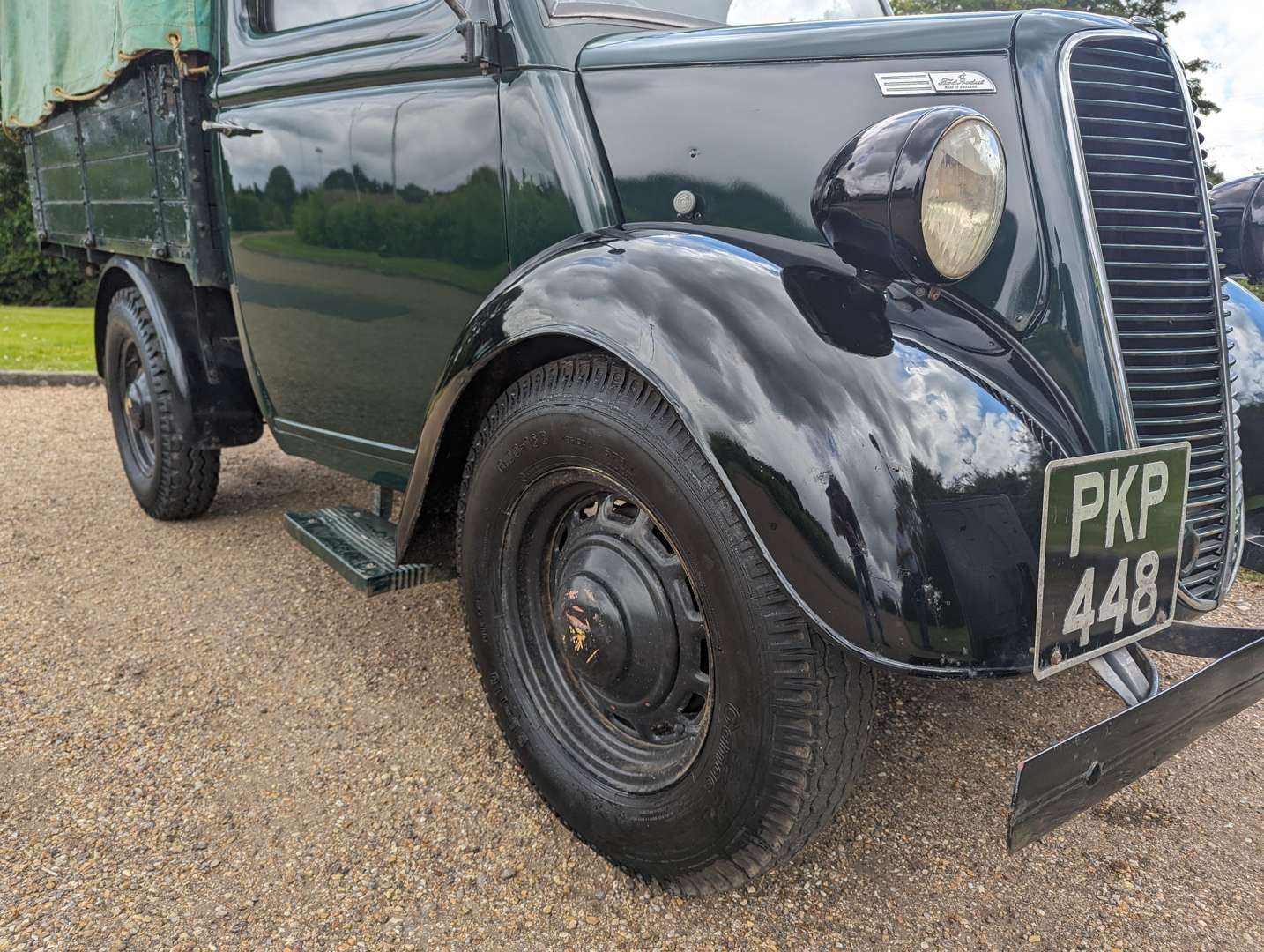 <p>1953 FORDSON E83W TRUCK</p>