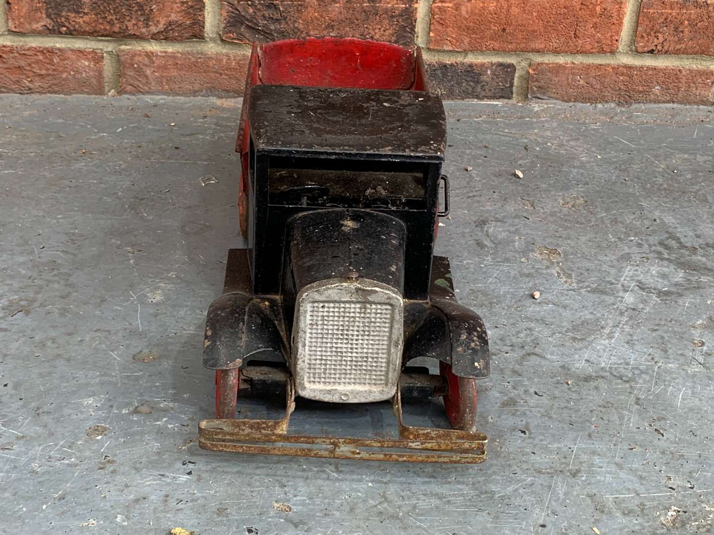 <p>Tri-Ang Vintage Tin Plate Tipper Truck</p>