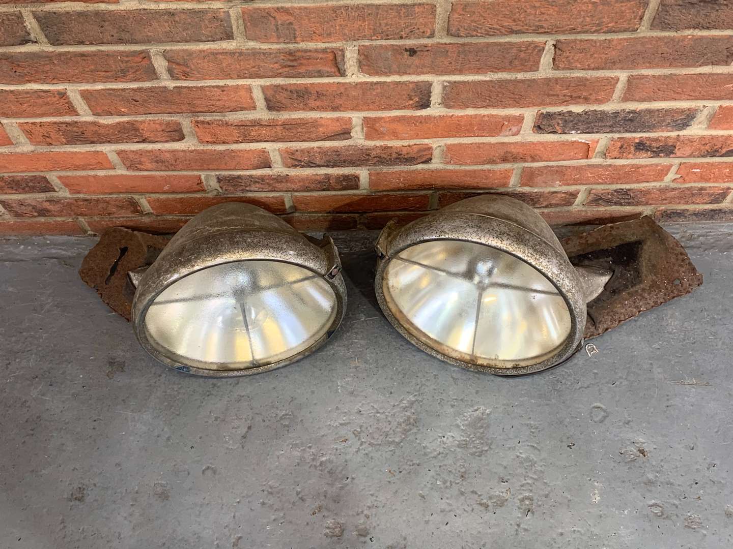 <p>Pair P100 Head Lamps (For Restoration)</p>