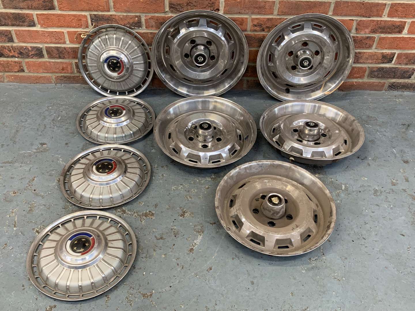 <p>Two Sets of Hub Caps Including Daimler&nbsp;</p>