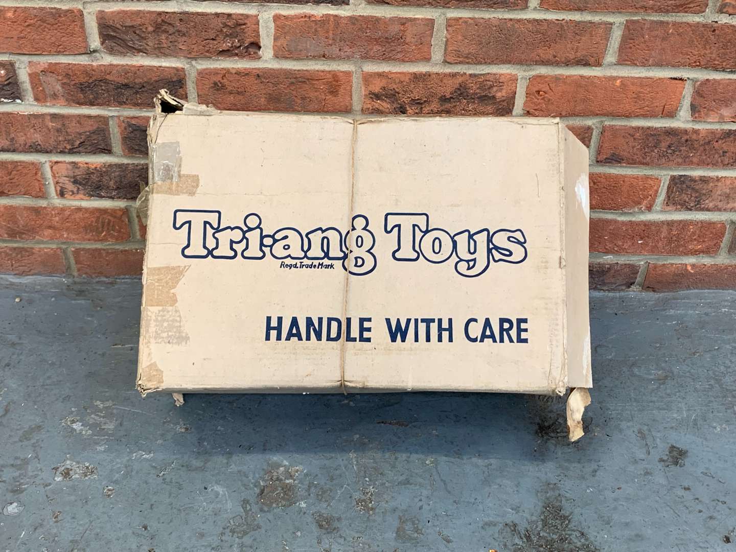 <p>Boxed Tri-Ang Garage</p>