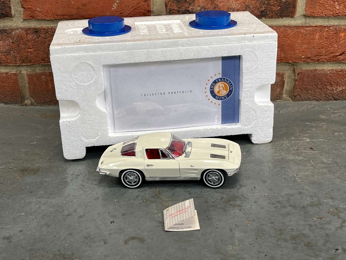 <p>Corvette 1963 Model Car By Franklin Mint&nbsp;</p>