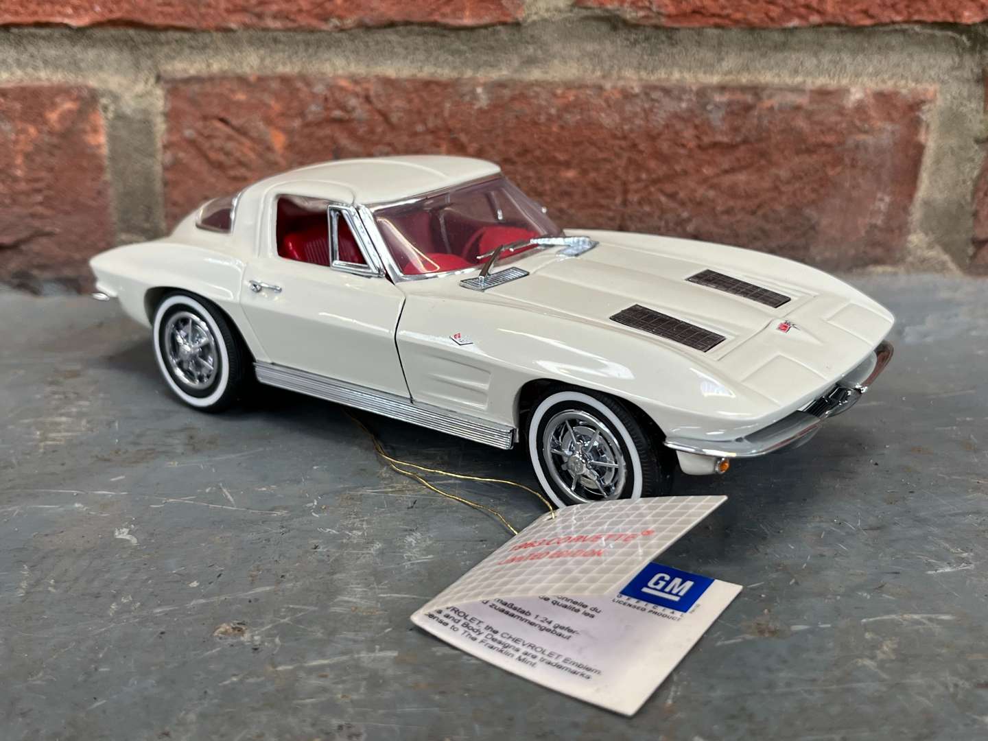 <p>Corvette 1963 Model Car By Franklin Mint&nbsp;</p>