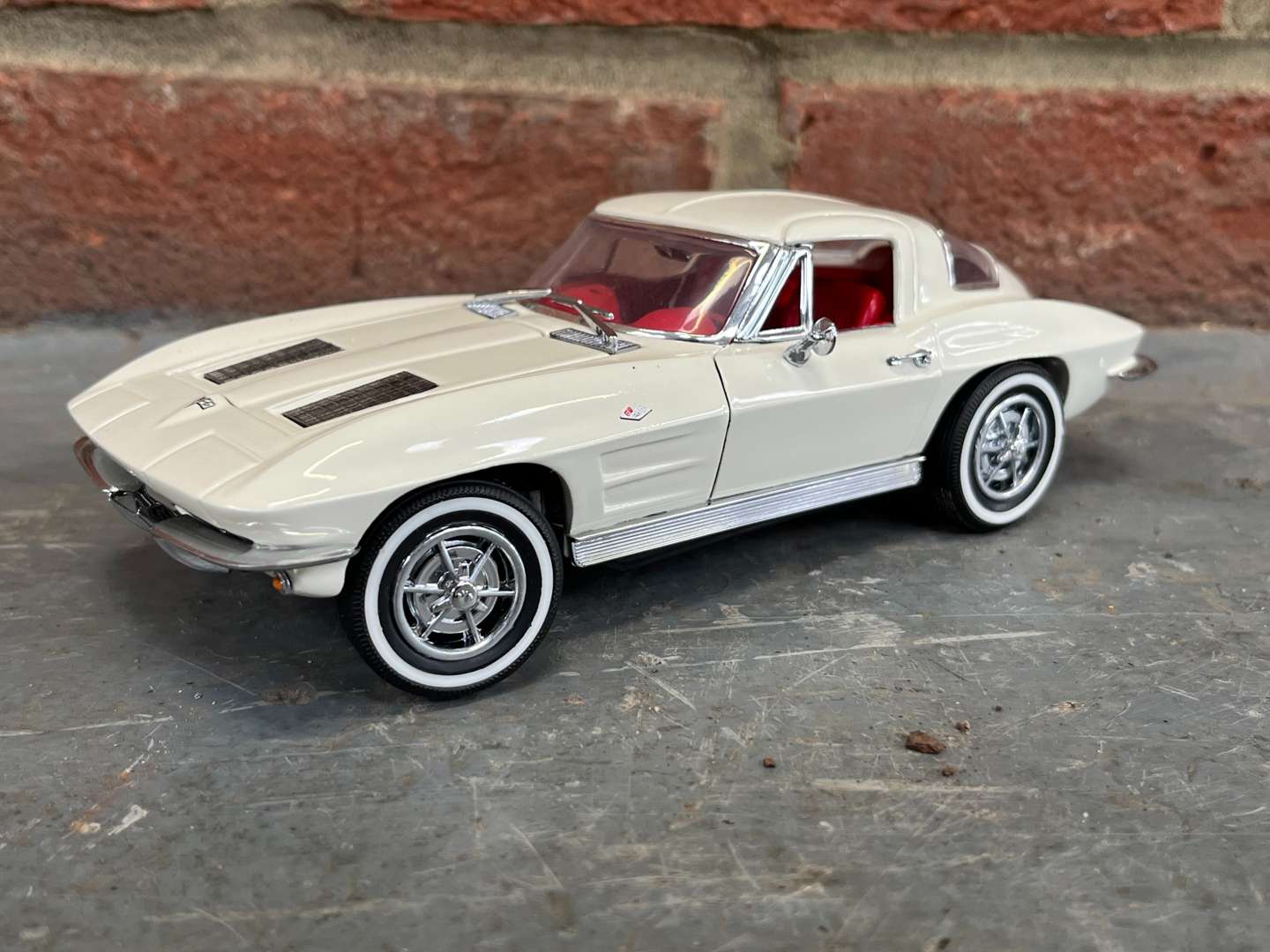 <p>Corvette 1963 Model Car By Franklin Mint&nbsp;</p>