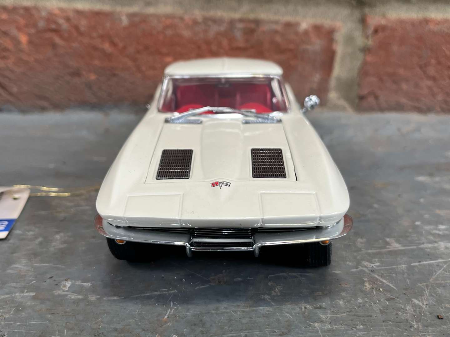 <p>Corvette 1963 Model Car By Franklin Mint&nbsp;</p>