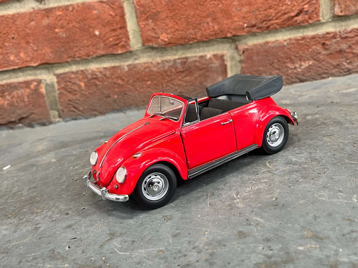 <p>VW Beetle and Convertible Beetle Model Car By Franklin Mint&nbsp;(2)</p>