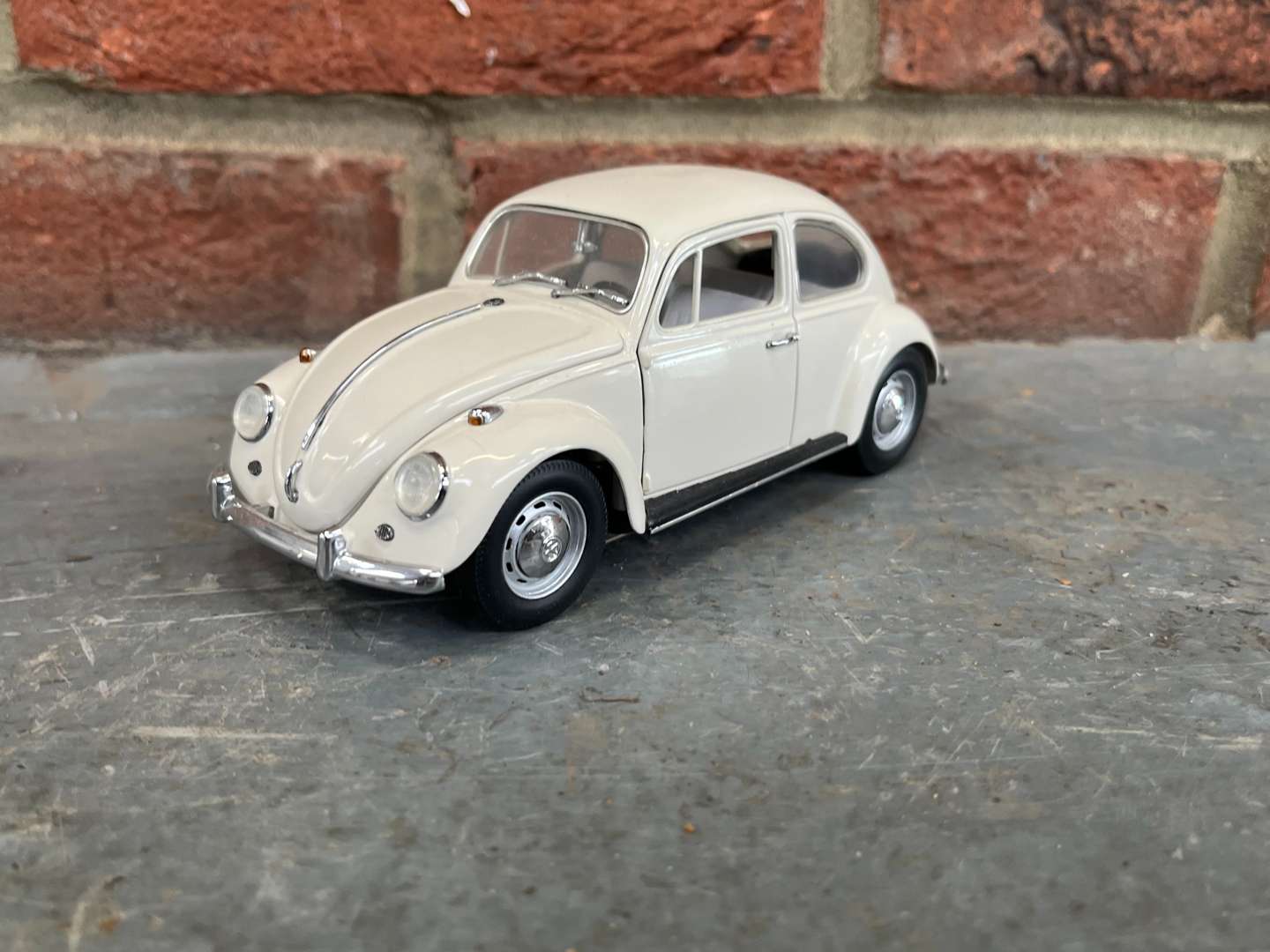 <p>VW Beetle Model Car By Franklin Mint&nbsp;&nbsp;</p>