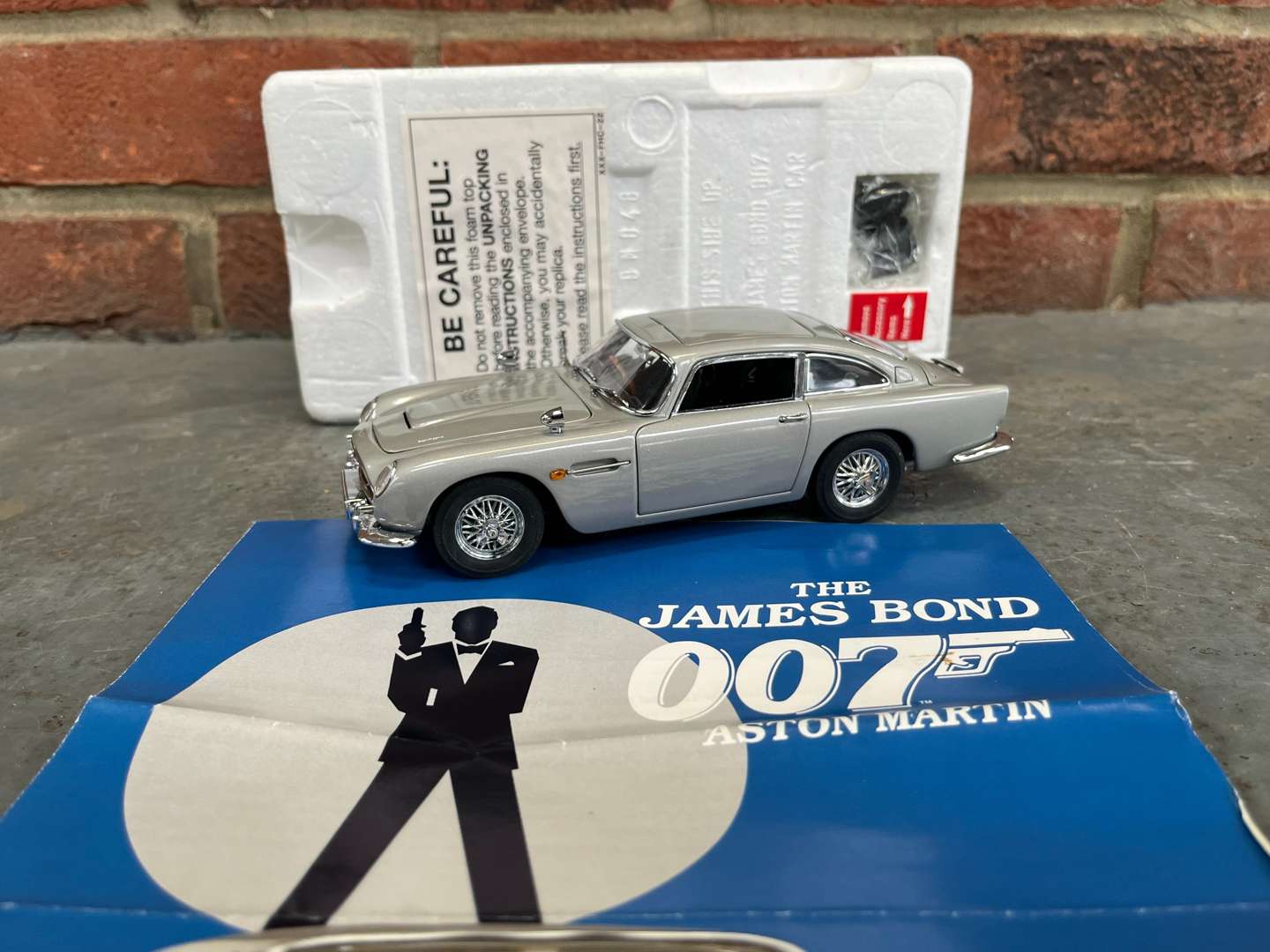 <p>Aston Martin DB5 007 Model Car By Danbury Mint</p>