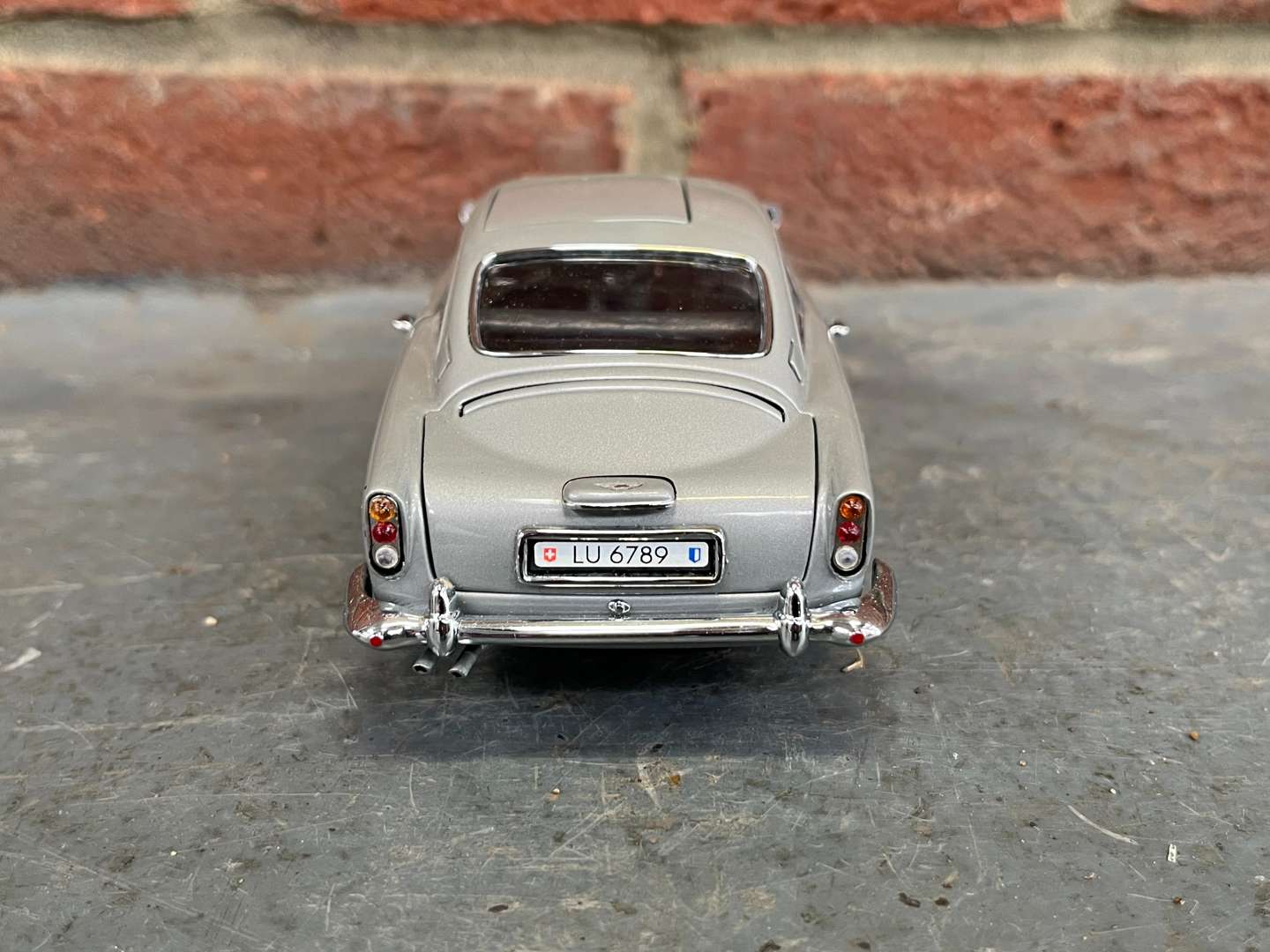 <p>Aston Martin DB5 007 Model Car By Danbury Mint</p>