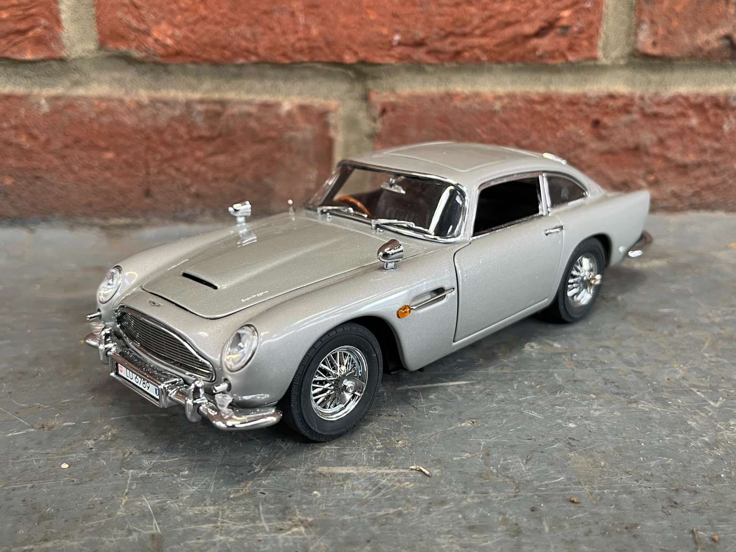 <p>Aston Martin DB5 007 Model Car By Danbury Mint</p>