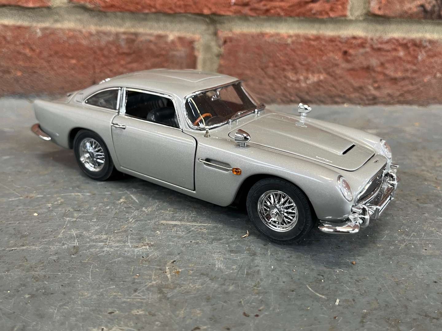 <p>Aston Martin DB5 007 Model Car By Danbury Mint</p>