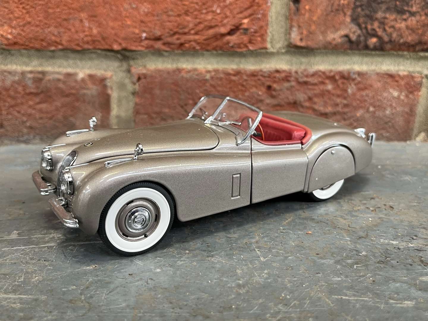 <p>Jaguar XK120 1949 Model Car By Danbury Mint</p>