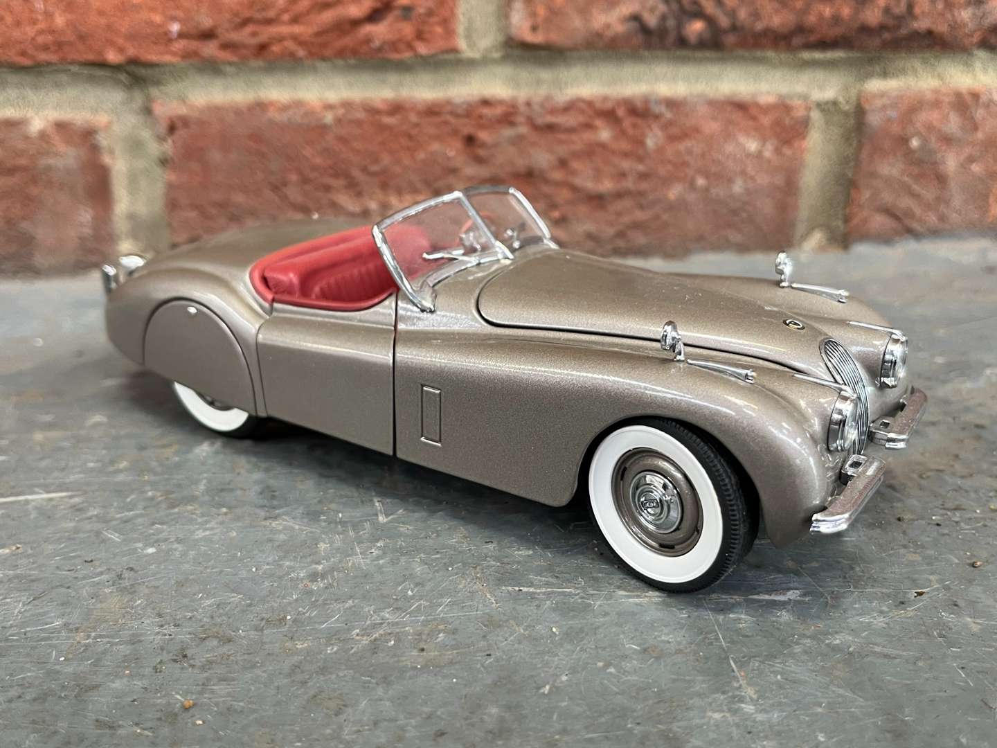 <p>Jaguar XK120 1949 Model Car By Danbury Mint</p>