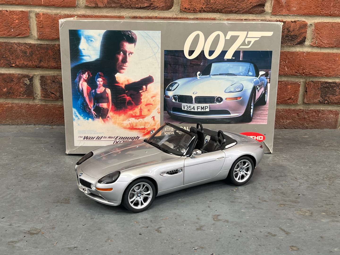 <p>Kyosho Boxed BMW Z8 007 James Bond 1:12 Scale Model Car</p>