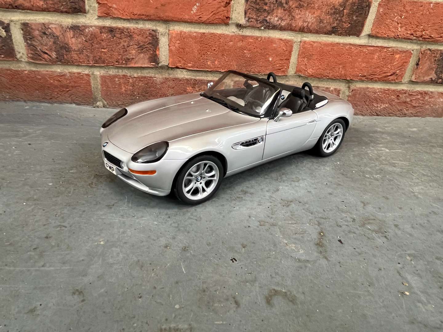 <p>Kyosho Boxed BMW Z8 007 James Bond 1:12 Scale Model Car</p>