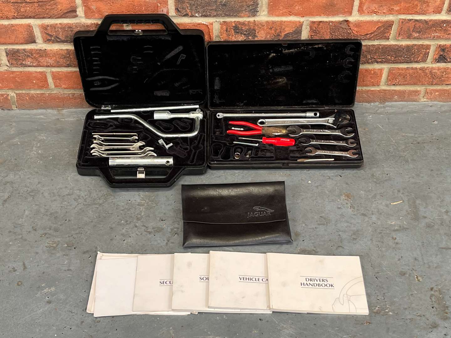 <p>Jaguar Part Tool Kits and Books</p>