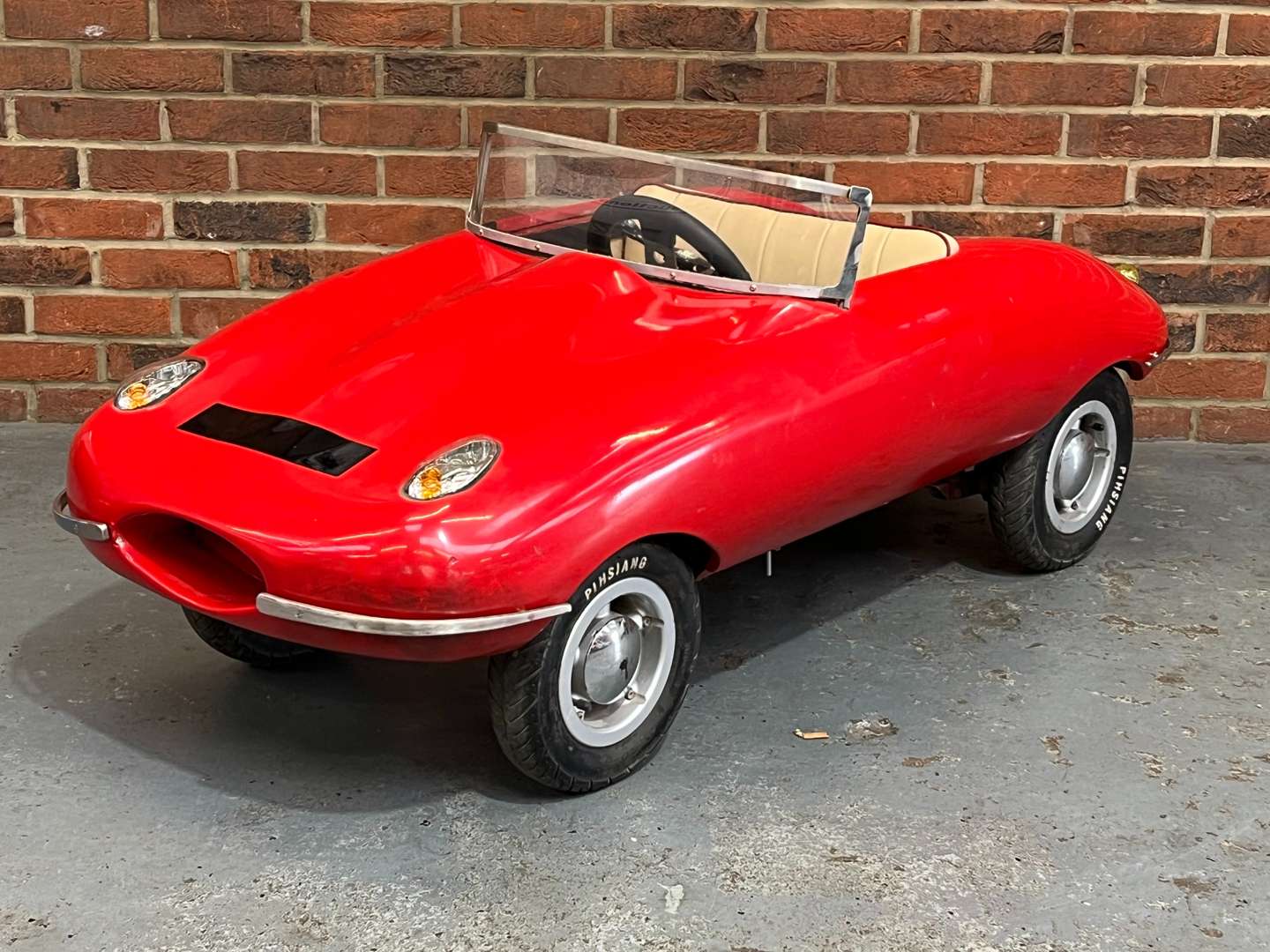 <p>Jaguar E-Type Battery Powered Childs Car</p>