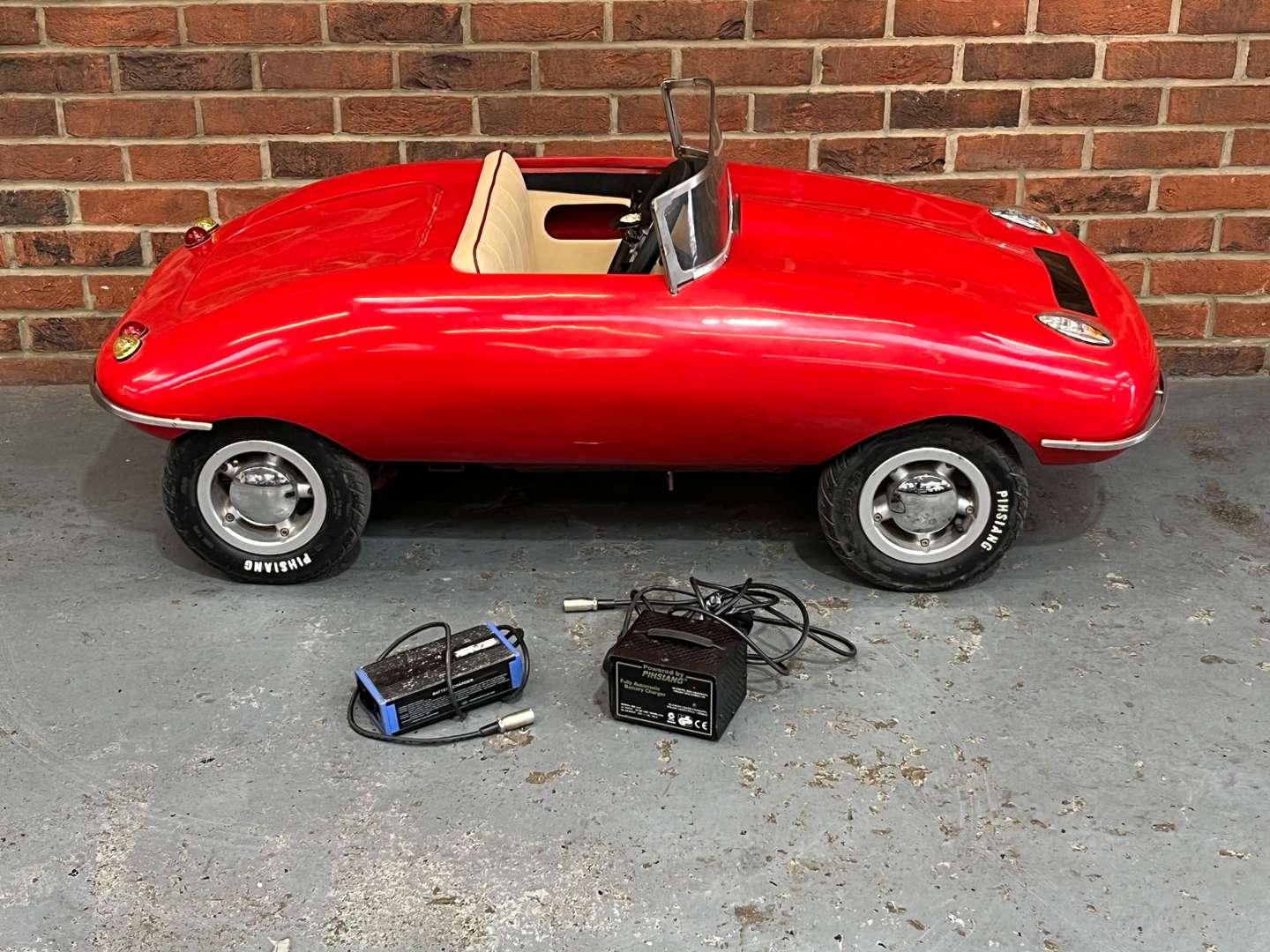 <p>Jaguar E-Type Battery Powered Childs Car</p>