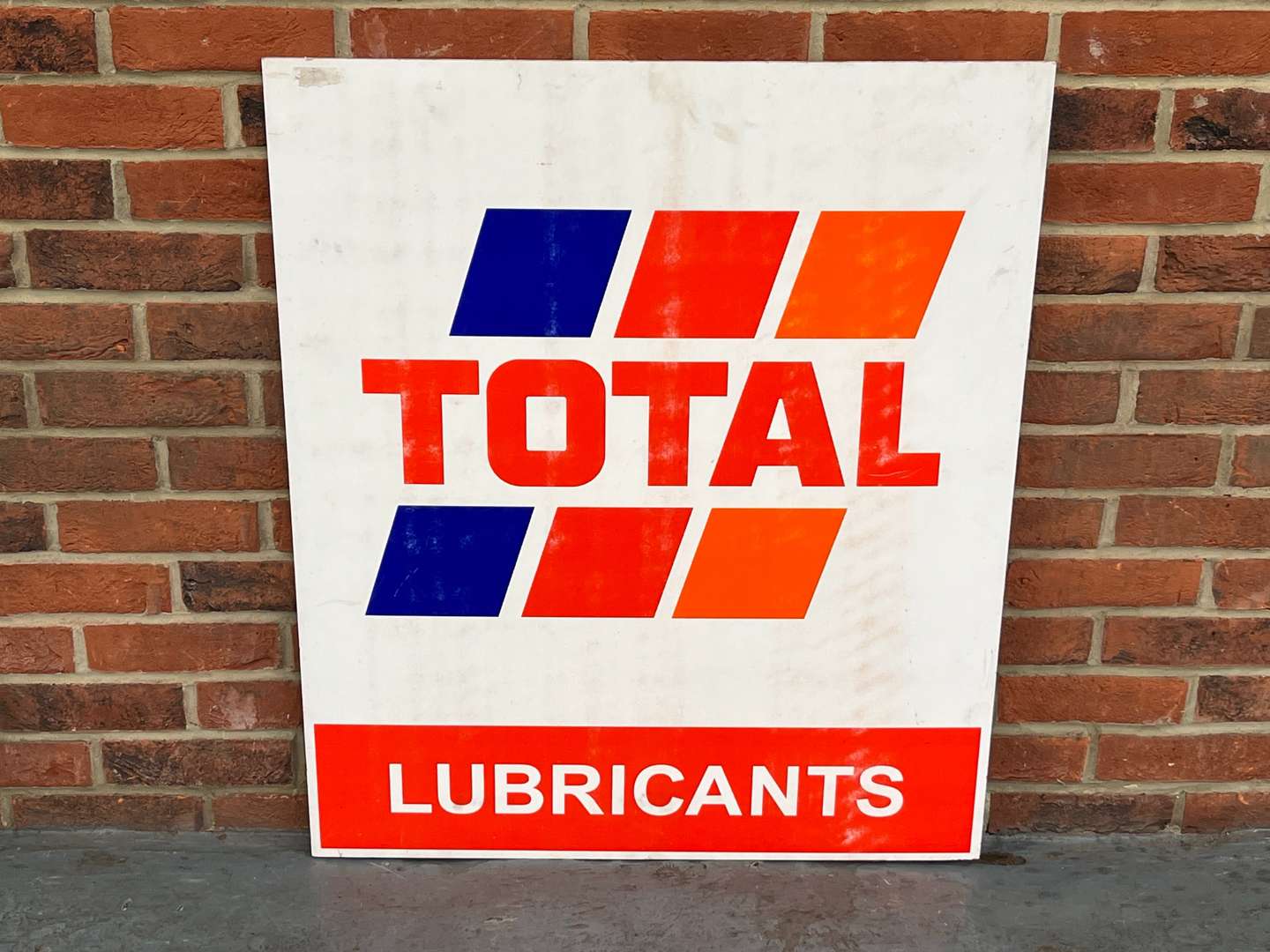 <p>Total Lubricants Sign</p>