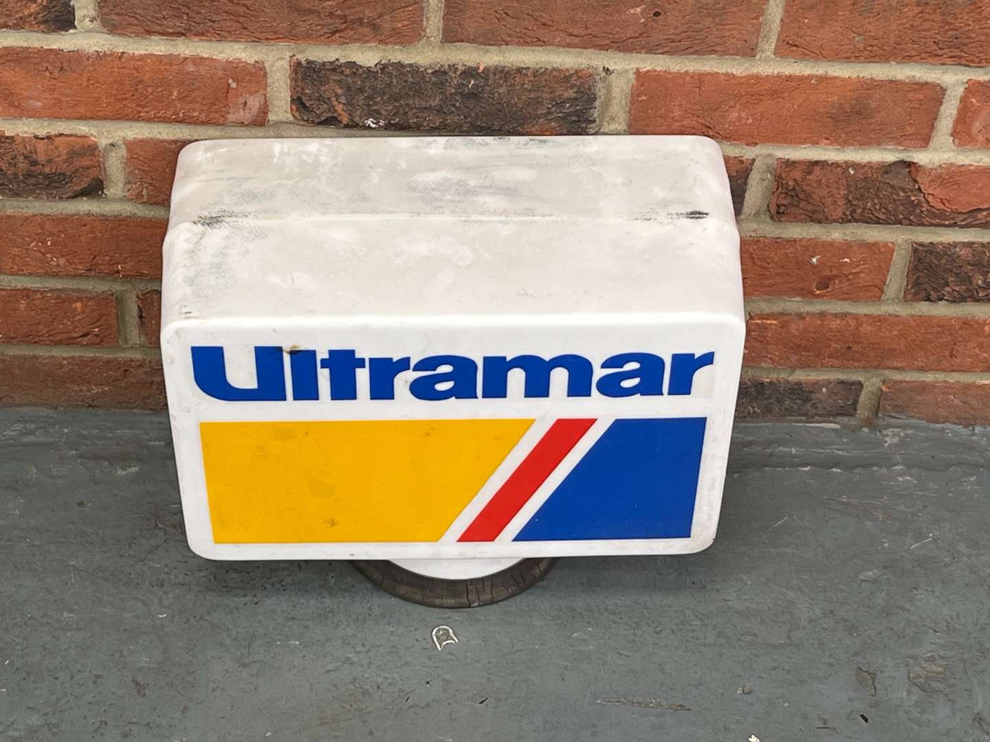 <p>Ultramar Plastic Petrol Globe</p>