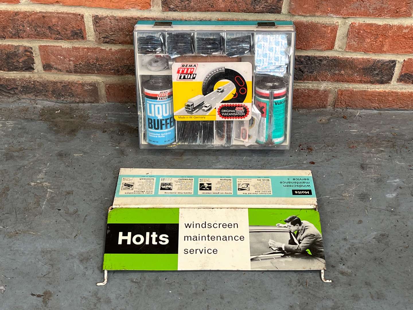 <p>Holts Windowscreen, Maintenance, Service Stand and Puncture Repair Kit (2)</p>