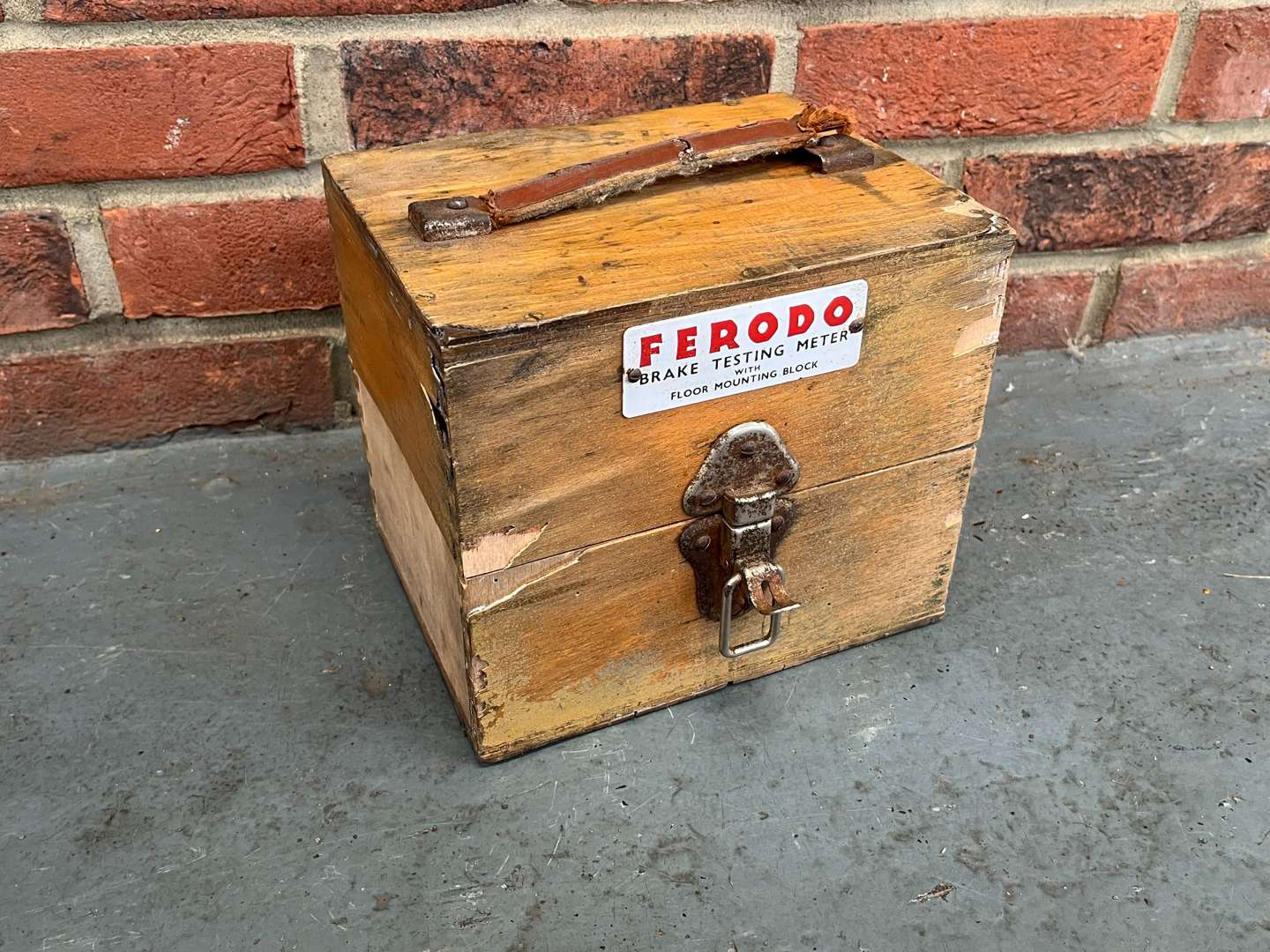 <p>Ferodo Cased Brake Testing Meter&nbsp;</p>