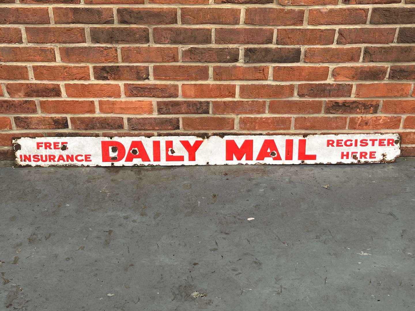 <p>Daily Mail Enamel Sign</p>