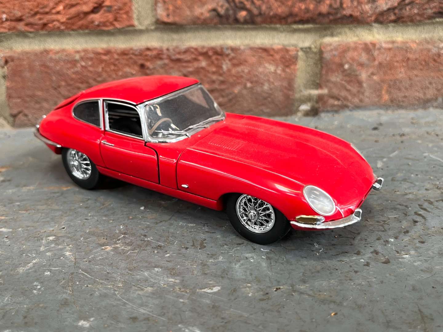 <p>Franklin Mint 1961 Jaguar E-Type 1:24 Scale Model</p>