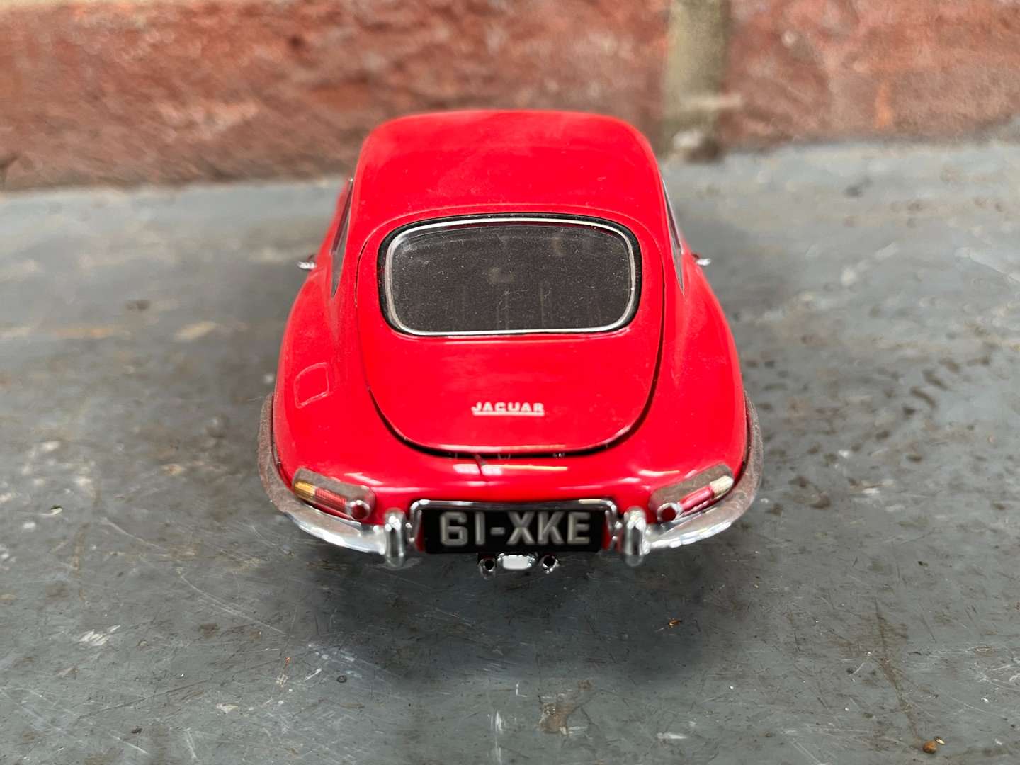 <p>Franklin Mint 1961 Jaguar E-Type 1:24 Scale Model</p>