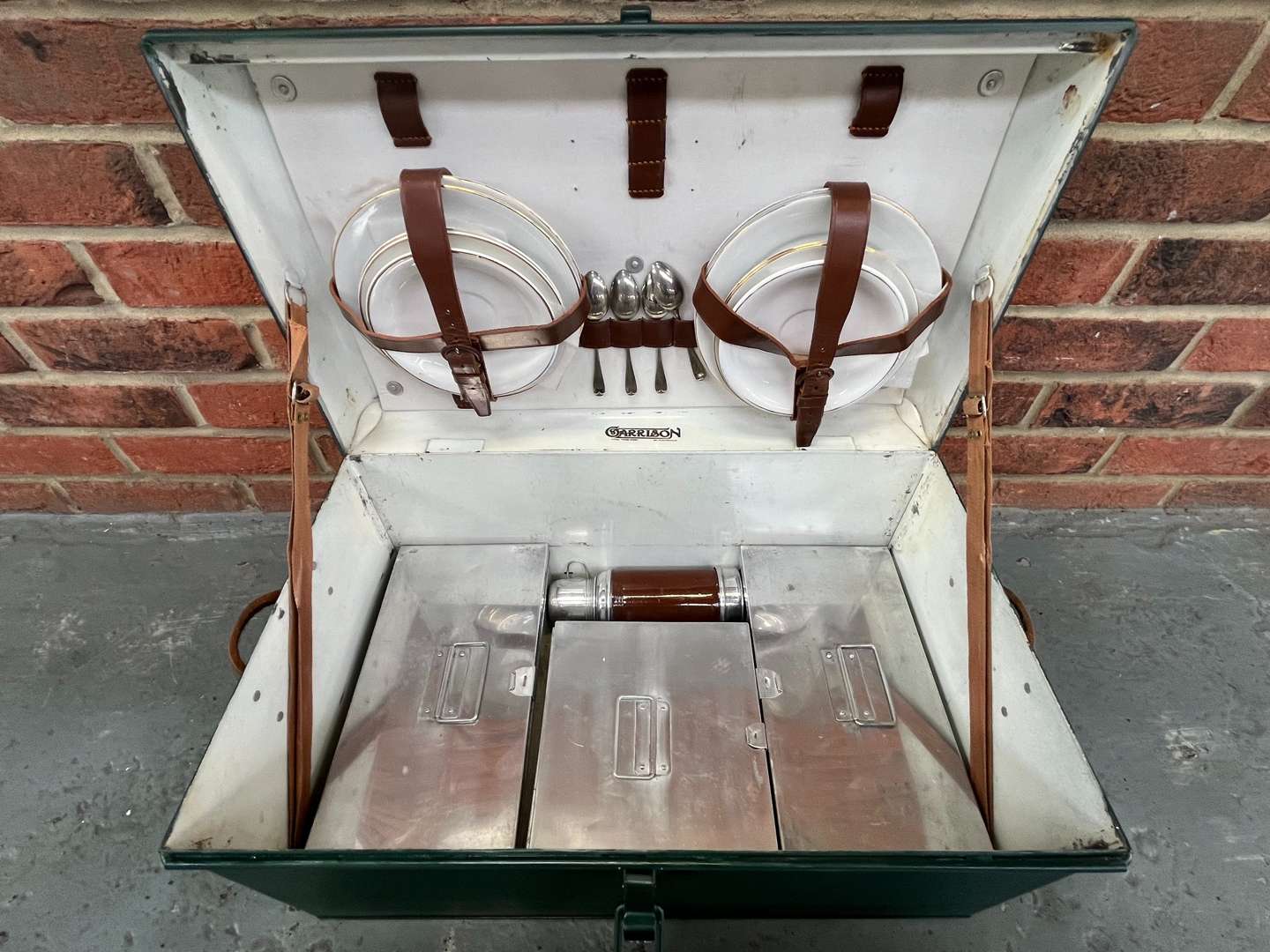 <p>&nbsp;1930's Garrison Picnic Hamper With Presentation Plaque&nbsp;</p>