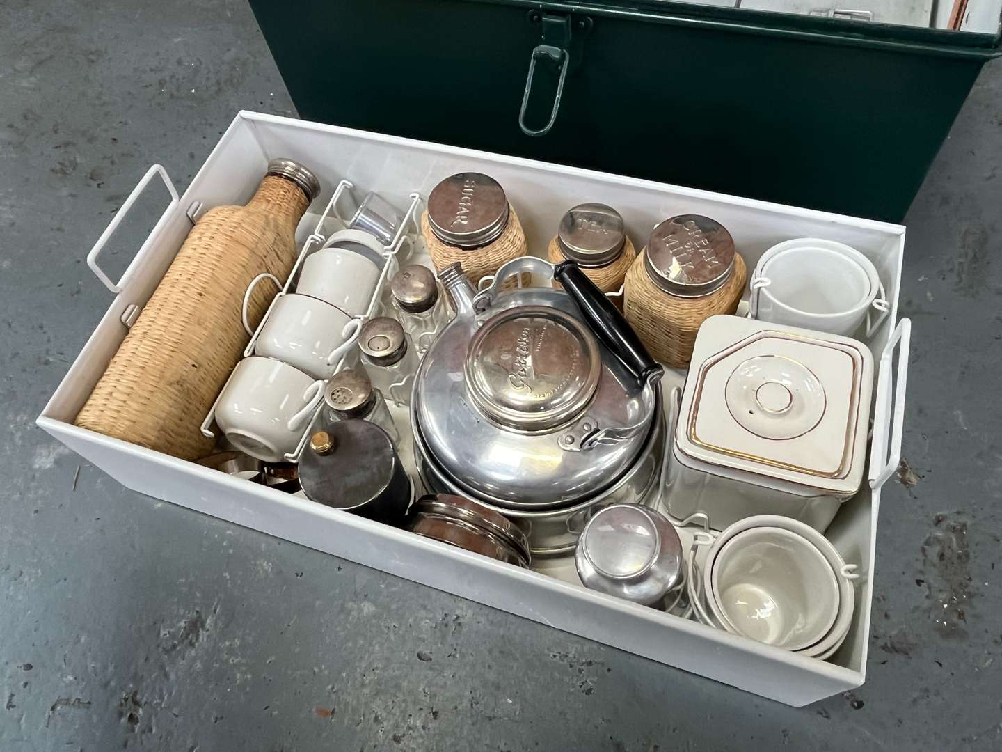 <p>&nbsp;1930's Garrison Picnic Hamper With Presentation Plaque&nbsp;</p>