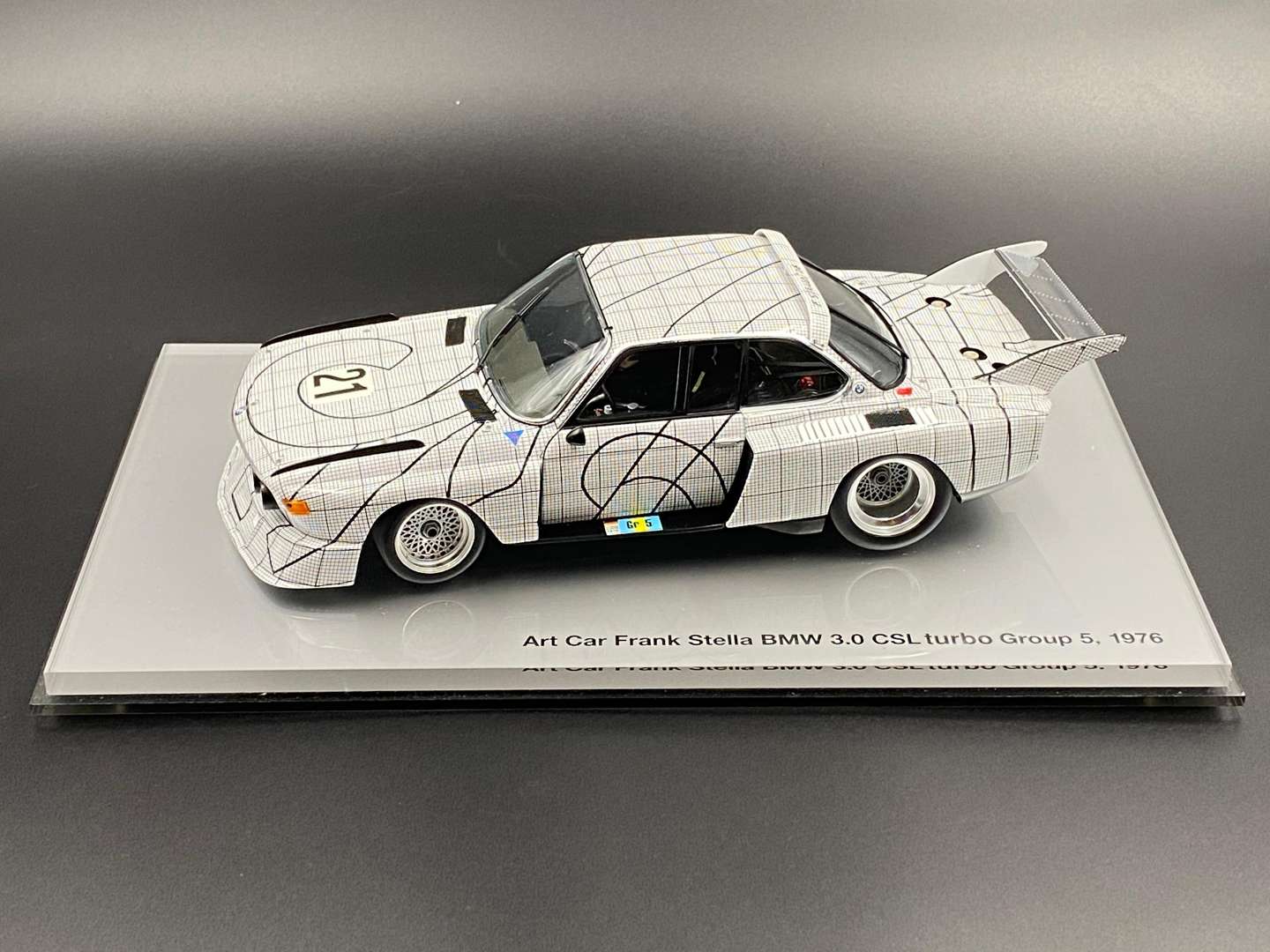 <p>MINICHAMPS. BMW 3.0 CSL by FRANK STELLA 1:18</p>