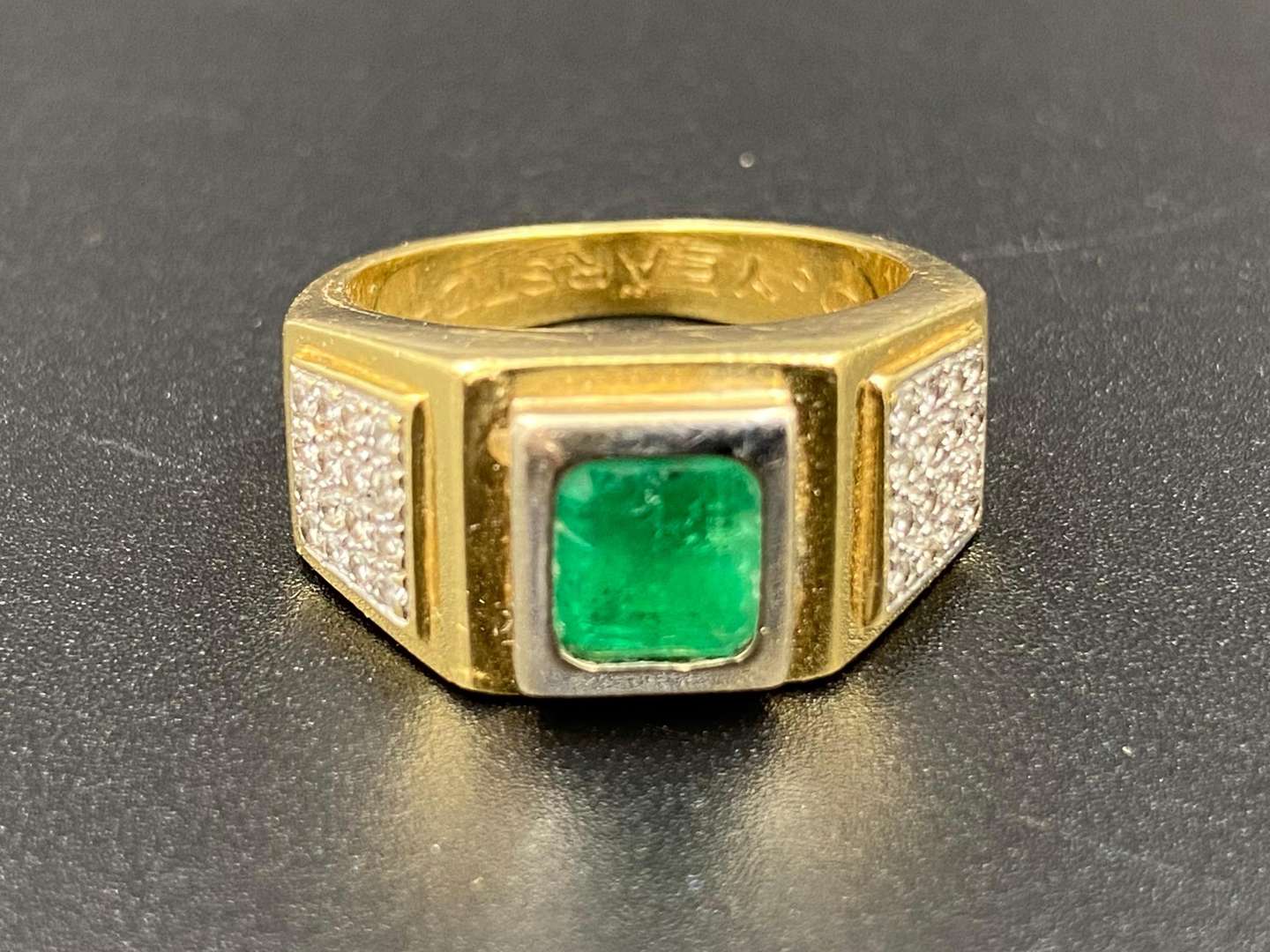 <p>An Emerald & Diamond set, 18ct gold ring.</p>